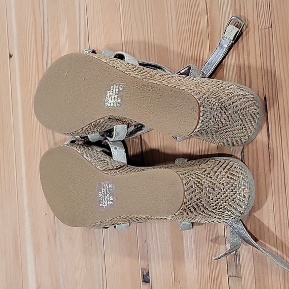 Mudd Wedge Heels 7 - Picture 3 of 7